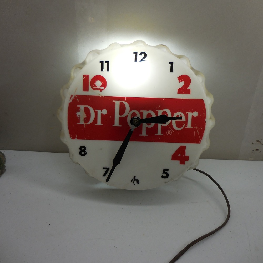 Vintage Dr Pepper Bottle Cap Light Up Wall Clock Tommy Tucker Plastics Retro